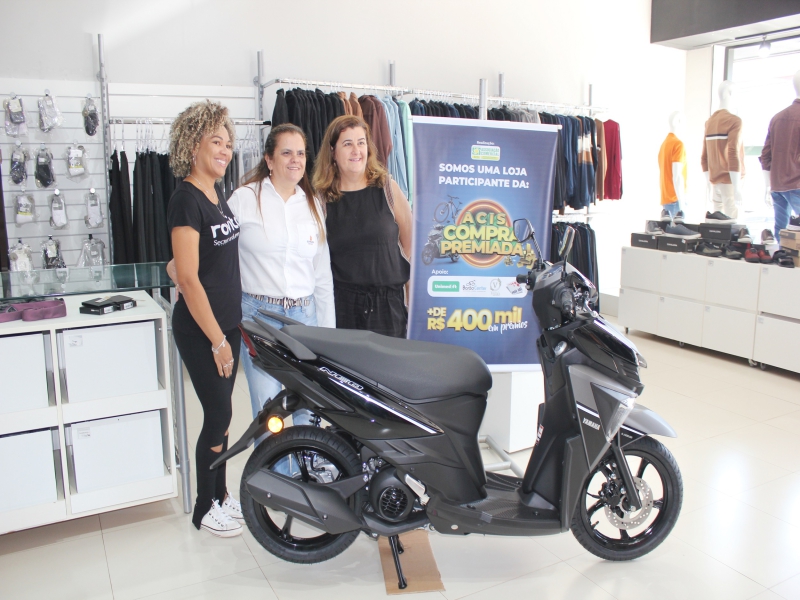 Notícia: ACIS oficializa entrega de motocicleta 0 km para ganhadora da promoção Mês das Mulheres