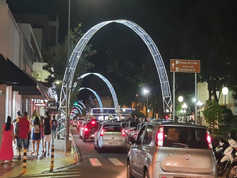 Notícia: Comércio sertanezino: abertura das lojas até as 22h e acendimento da iluminação natalina marcam a noite desta segunda, 04