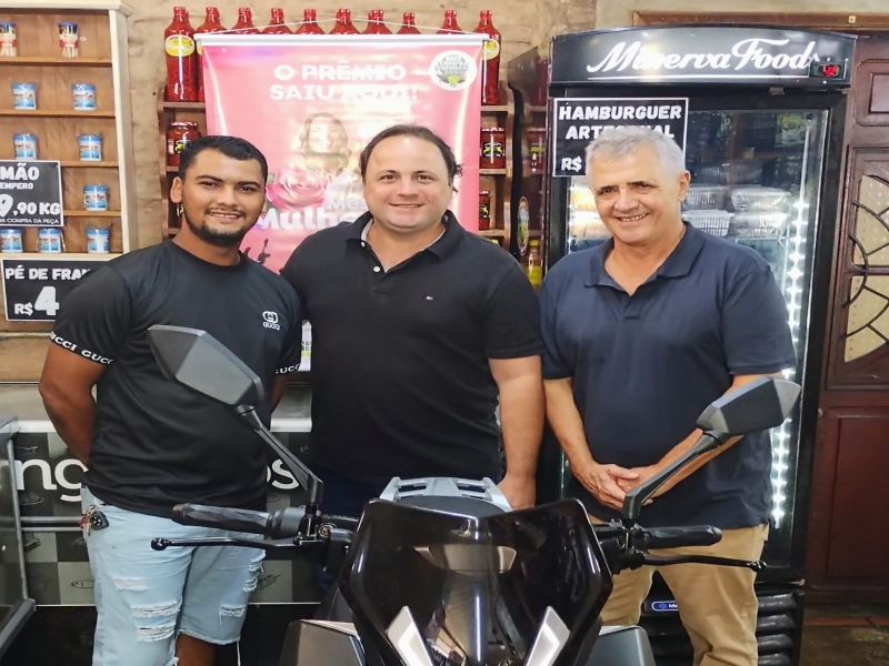 Notícia: ACIS oficializa entrega de moto elétrica 0 km ao ganhador da promoção Mês das Mulheres