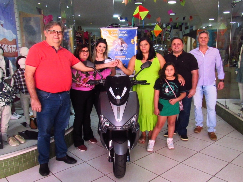 Notícia: Promoção Mês das Mães - ACIS oficializa entrega de mais uma moto elétrica zero quilômetro