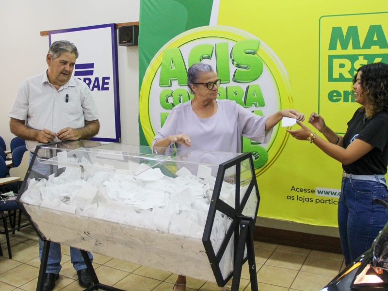 Notícia: ACIS contempla 10 consumidores com motos elétricas pela promoção Natal Iluminado